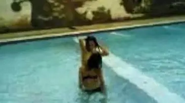Koleksi Intim Gadis Remaja Di Kolam Renang