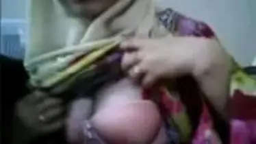 Sekretaris Jilboobs Pamer Susu di Kantor