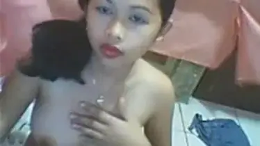 Siaran Privat Pamer Dada Di Kamar